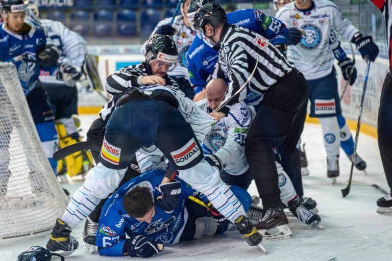 Oba zápasy predkola play-off sa sťahujú na západ. Štvrtok priniesol prestrelku medzi Duklami