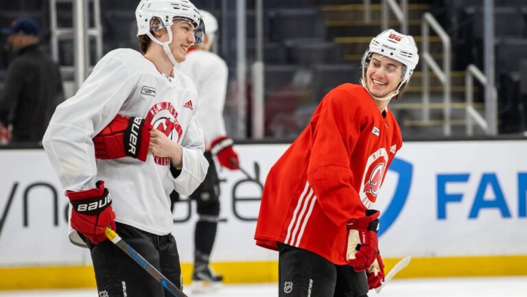 Luke Hughes odohrá prvý zápas v NHL proti Buffalu alebo Washingtonu